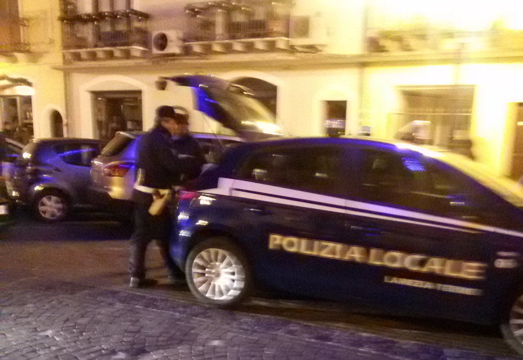 polizia-locale-notte.jpg