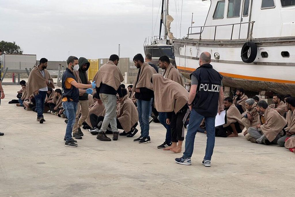 sbarco-migranti-roccella-20524_da245.jpg