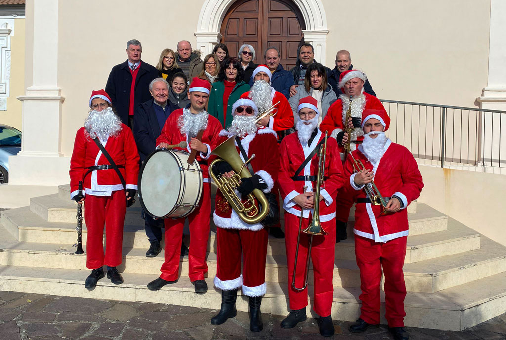 street-band-e-parrocchiani-davanti-chiesa-Jevoli_08f96.jpg