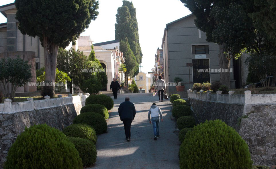 viale-cimitero-nicastro_6a43e.jpg