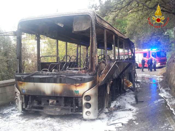 Calabria In Fiamme Pullman Nel Reggino Illesi Passeggeri Il Lametino It