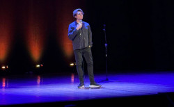 Sold out per “Ho tre belle notizie” di Angelo Duro a Lamezia con il suo umorismo dissacrante e comicità irriverente Angelo-Duro-a-Lamezia--1_54f62.jpg