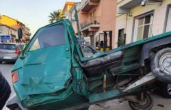 Scontro tra auto e motoape su statale 106, muore anziano nel Cosentino Ape-2025-11-25-alle-19.26.53_e1a26.jpg