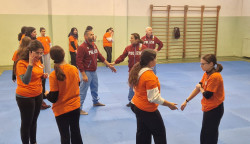 Lamezia, Soroptimist e Polizia insieme per “Sicurezza Donna”: il corso di difesa personale con istruttori delle Fiamme Oro Corso-autodifesa4_2e160.jpg