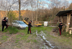 Rifiuti speciali e carcasse di veicoli in un terreno agricolo: denunciati padre e figlio a Motta Santa Lucia Motta-2026-02-25-alle-07.41.01_505b2.jpg