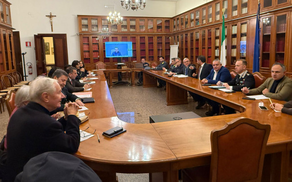 Vertice su campo rom Scordovillo in Prefettura, terminata bonifica esterna: prossimo step trasferimento famiglie PHOTO-2025-12-18-19-30-482_10269.jpg