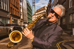 Lamezia, un tuffo nello swing e nel jazz con Ray Gelato & The Giants al Grandinetti: "La chiave del nostro sound è l’amicizia" Ray-Gelato_67f88.jpg