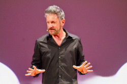 AMA Calabria, a Lamezia una serata entusiasmante con Sergio Assisi e Giuseppe Cantore in “Mi dimetto da uomo” Sergio-Assisi_61167.jpg