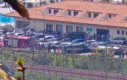 Furgone perde il controllo tra Gizzeria e Falerna e impatta contro auto parcheggiata, disagi Unknown-1_7da5d.jpg