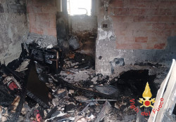 In fiamme abitazione a Pianopoli, indagini in corso su origine del rogo WhatsApp-Image-2026-02-23-at-13.49.29_a7a36.jpg