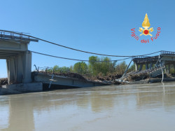 Ponte crollato su Trigno, vigili del fuoco Calabria partecipano alle ricerche di un uomo disperso WhatsApp_Image_2026-04-07_at_18.51.54_a97e2.jpeg