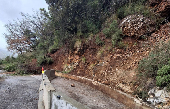 Vento e pioggia a Lamezia: numerosi alberi caduti, pericolo frana tra Caronte e Acquafredda acquafredda_fb862.jpg
