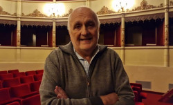 Lamezia, il regista Abbati porta “Cin-ci-là” al Grandinetti: “Un secolo di sorrisi, il teatro è una terapia” ama-2025-11-26-alle-09.32.59_32b55.jpg