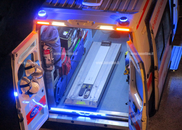 Lamezia, auto travolge giovane in bicicletta in via Colombo: ricoverato in ospedale ambulanza-118-lamezia_87b0e.jpg