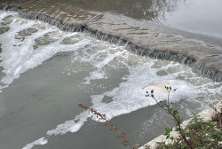 Lamezia, schiuma anomala nel torrente Cantagalli: l'allarme dei cittadini cantagalli52.47_d742b.jpg