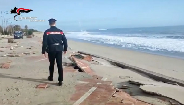 Carabinieri in azione per l’emergenza maltempo: soccorso alla popolazione e servizi antisciacallaggio lungo il litorale ionico carabinieri-2026-01-22_aa91b.jpg