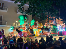 Carnevale di Lamezia, si riparte dopo lo stop per il maltempo: grande festa conclusiva nel weekend carnevale-2026-at-19.00.46_f60ef_c4679.jpg