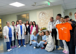 Lamezia, "Memorial Alfredo Nicolazzo": donazione solidale ai reparti di Oncologia e Broncopneumologia dell'ospedale donazione26-at-17.00.57_ddb1e.jpg