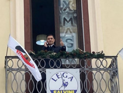 Lamezia, al balcone della Lega compare la scritta "XMAS": il caso finisce su Repubblica foto-2025-12-11-alle-12.12.47_47030.jpg