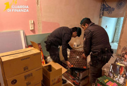Gdf Cosenza sequestra 1 tonnellata di fuochi d’artificio detenuti illegalmente in 2 depositi clandestini gdf-2025-12-27-alle-08.43.13_d7d16.jpg