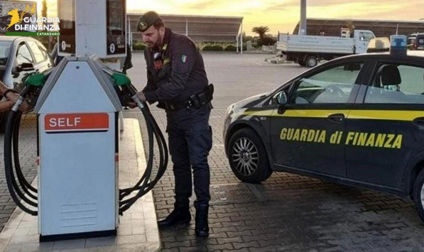 In Calabria prezzi dei carburanti tra i più alti: la Guardia di Finanza di Catanzaro intensifica i controlli in tutta la provincia gdf-2026-03-11-alle-07.47.08_54f5b.jpg