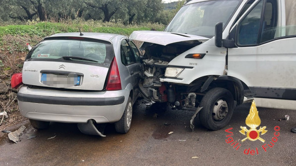 Lamezia, scontro tra auto e furgone in via delle Rose: un ferito incidente-at-15.09.13_83d48.jpg