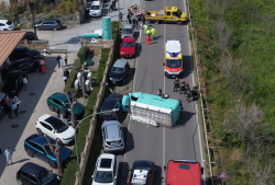 Furgone perde il controllo tra Gizzeria e Falerna e impatta contro auto parcheggiata, disagi incidente_aaf73.jpg