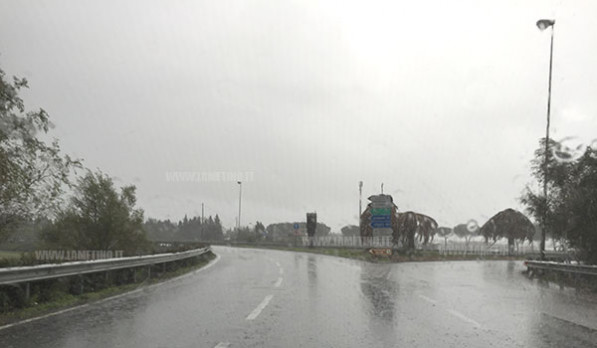 La Calabria nella morsa del ciclone “Ulrike”: allerta arancione sul Tirreno, centinaia di interventi per allagamenti e alberi caduti maltempo_lamezia_15_fc721_47761.jpg