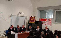 Lamezia, legalità e rispetto: l’IC “Gatti-Manzoni-Augruso” incontra l’Associazione Nazionale Polizia di Stato manzoni-polizia_39e0d.jpg