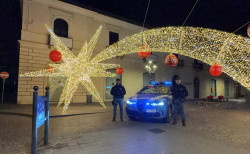 Lamezia, rafforzate attività della Polizia per le festività: oltre mille persone controllate e un arresto pol-2025-12-18-alle-11.36.30_2dc7e.jpg