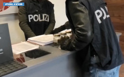 Maxi operazione della Polizia su scala nazionale contro la criminalità diffusa, controlli anche a Lamezia. 16 arresti in Calabria polizia.34.35_7ce52.jpg