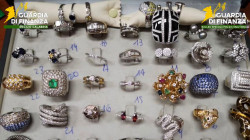 Preziosi per oltre 2 milioni confiscati a finto promotore finanziario nel Reggino preziosi5_4_51c6d.jpg