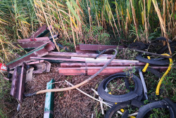 Lamezia, i residenti denunciano: “Discarica di eternit e altri rifiuti vicino il torrente Fella” rifiutifella3_688a4.jpg