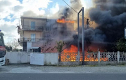Lamezia, in fiamme edificio in via San Bruno: famiglia salvata dai Vigili del fuoco - VIDEO rmata-2025-12-31-alle-13.09.50_403f1.jpg