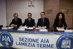 Lamezia, intitolata Sala riunioni della Sezione AIA all’avvocato Gianfranco Agapito tavolo_relatoriAia_2be83.jpg