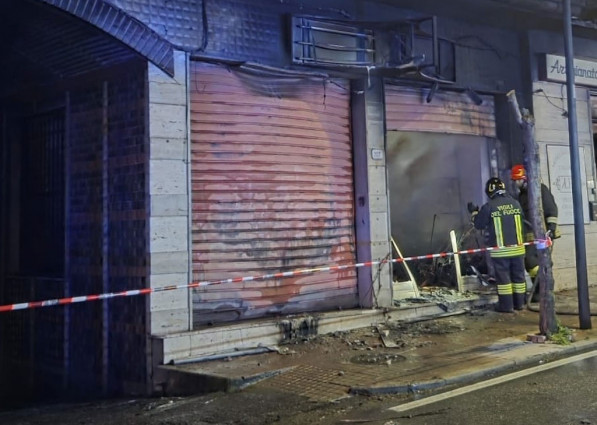 In fiamme tre attività commerciali in centro a Soveria Mannelli, evacuate 5 persone: indagini vvf-Image-2026-02-05-at-00.08.46_5fbed.jpg